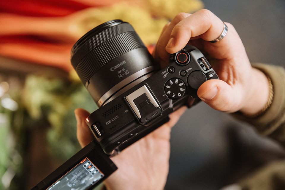 Canon EOS R50 V: la mirrorless compatta pensata per i creatori di contenuti