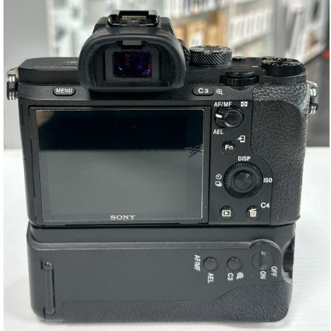 Sony A7II (16.460 scatti) + FE 28-70 F3.5-5.6 OSS + Impugnatura Neewer Usato
