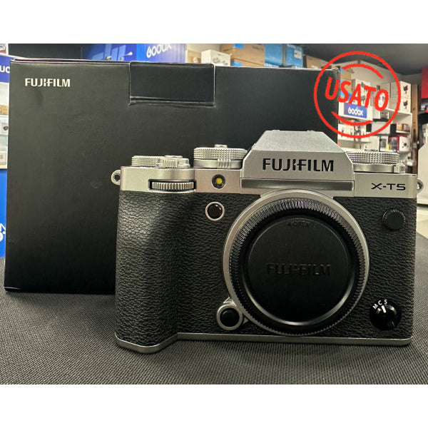Fujifilm X-T5 Silver (22.356 scatti) Usato